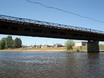 Над рекой возник 
мост узкоколейки
